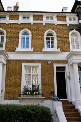 Stunning 3 bedroom house in Chelsea gallery image 2