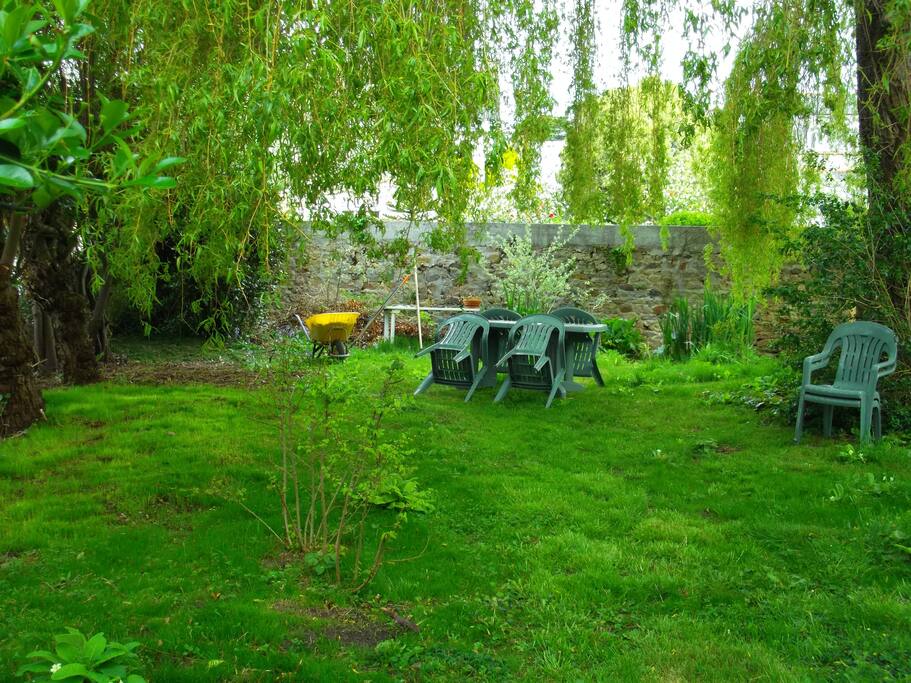 le jardin avec son salon