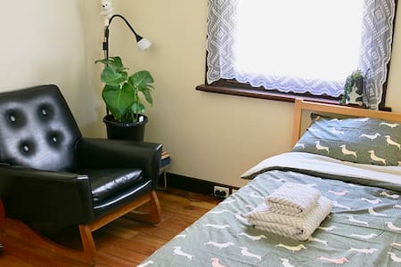 Cozy and relax double bed room, in Box Hill