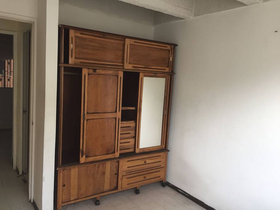 Con closet y Television