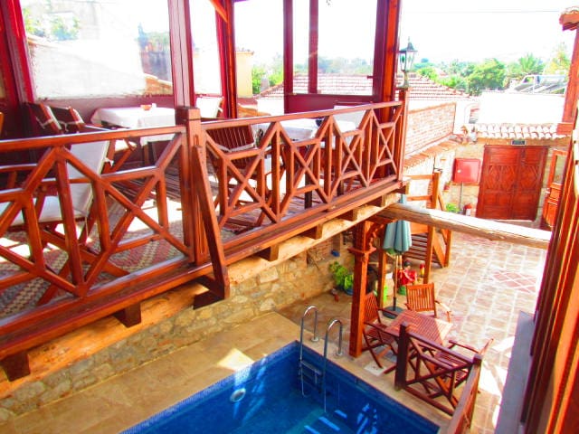 Amazon Petite Palace