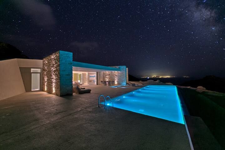 Two Br Luxury Peaceful Mylo Villa w/ Living Room gallery image 3