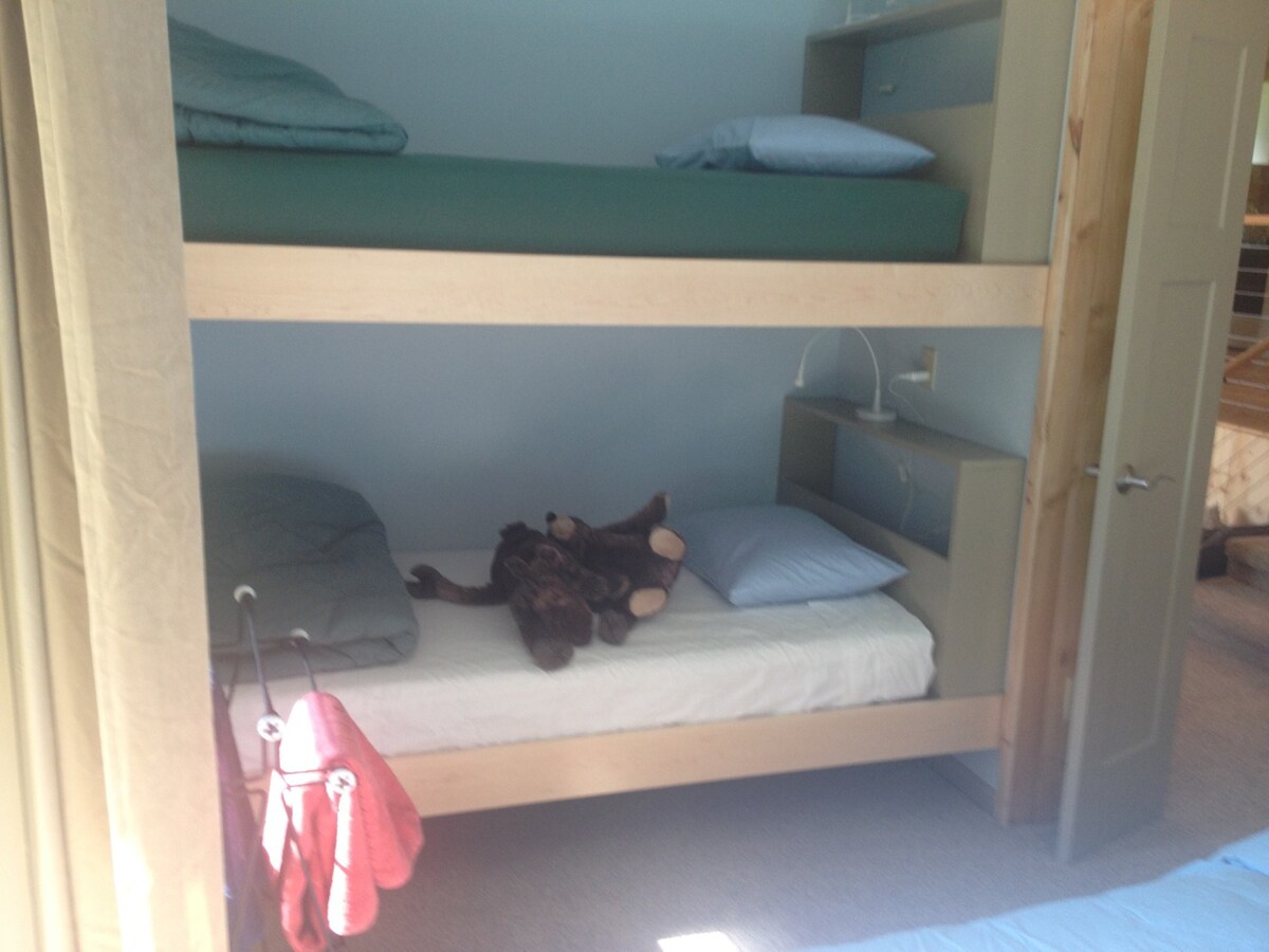 Двуетажна стая