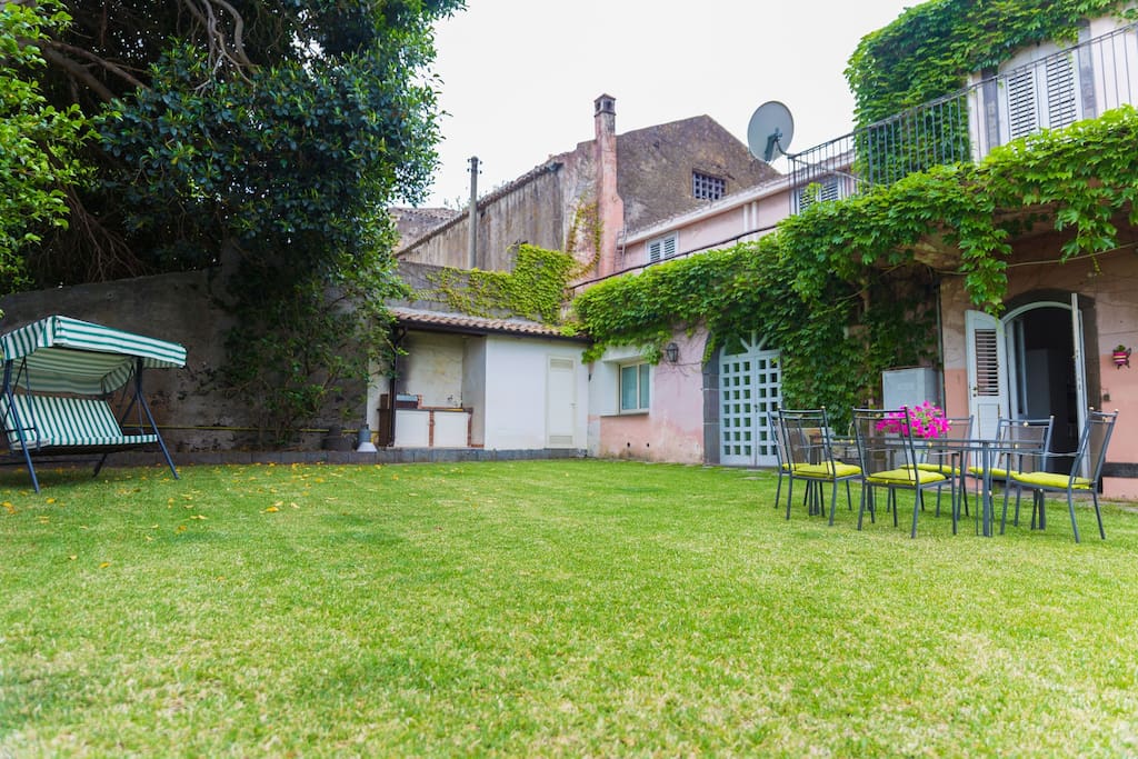 The garden in front of the two apartment in VILLA DEL FILOSOFO - SUNTRIPSICILY COM
