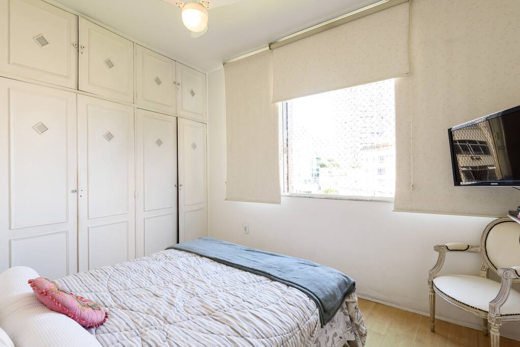 Quarto 2 com cama queen e ar condicionado.