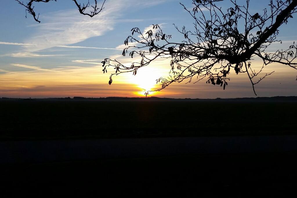uitzicht vanuit de bungalow bij zonsondergang.