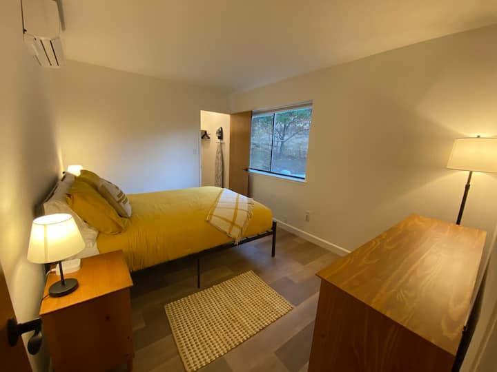 سرير بحجم كوين وطاولات جانبية وخزانة ملابس كاملة.