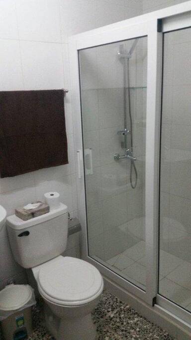 Other view of the bathroom