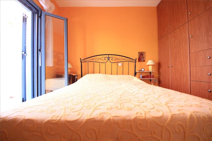 这是房子二楼的主卧室。 它有一张大号双人床，以及解剖设计的垫子。 在这里醒来时，房客将有机会欣赏美丽的景观，欣赏一路通往大海的美景！