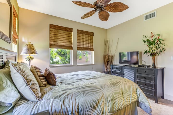 Ďalší uhol spálne s manželskou posteľou Queen s káblovou televíziou a blu-ray prehrávačom.