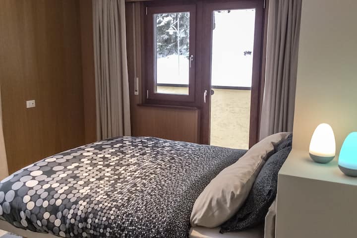 חדר שינה כפול עם מרפסת