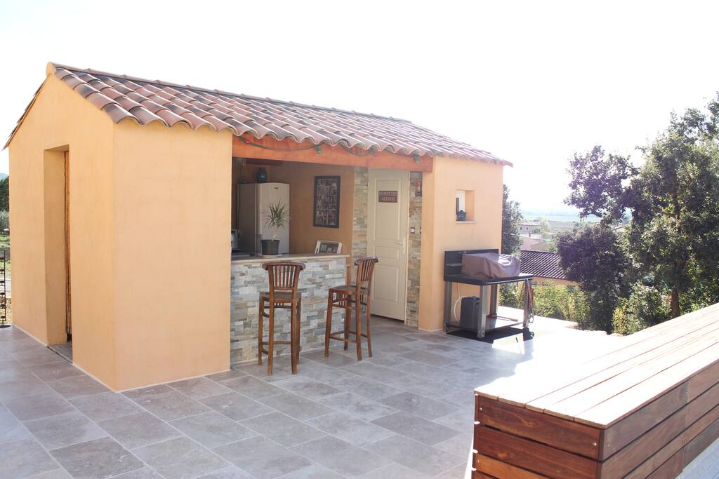Le pool housse avec cuisine , douche et wc