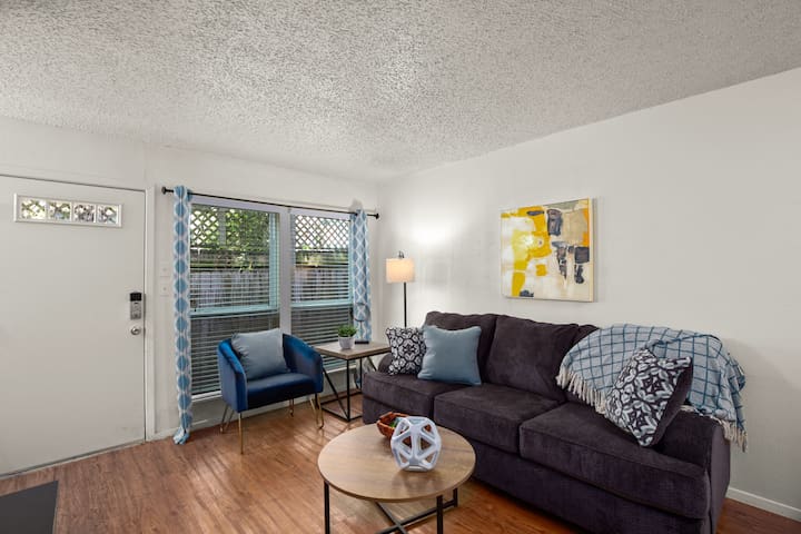 Relaxing Clarksville Townhome - Perfect Location!