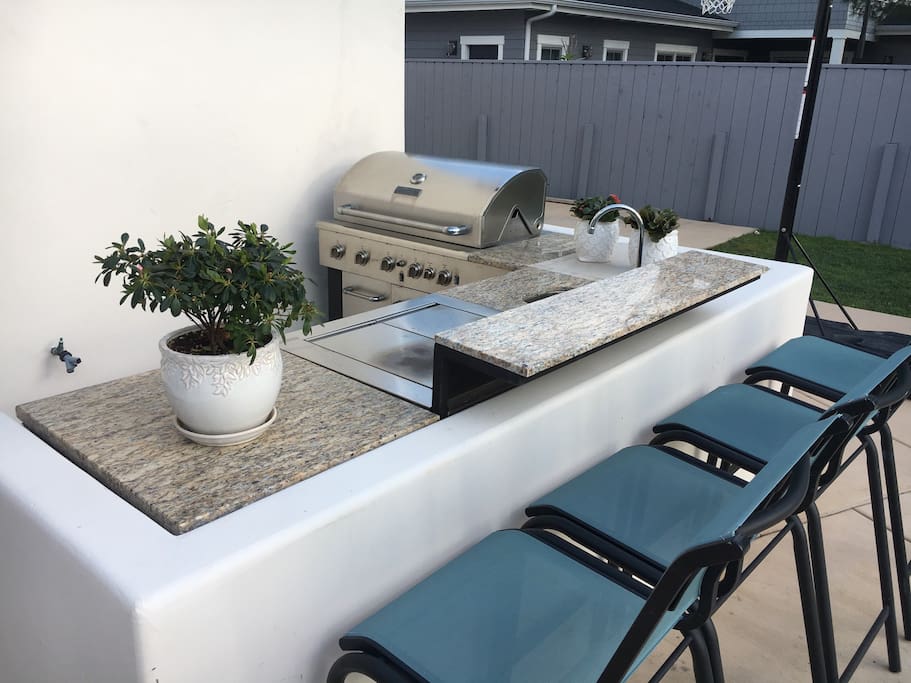 BBQ and Wet bar with seating area