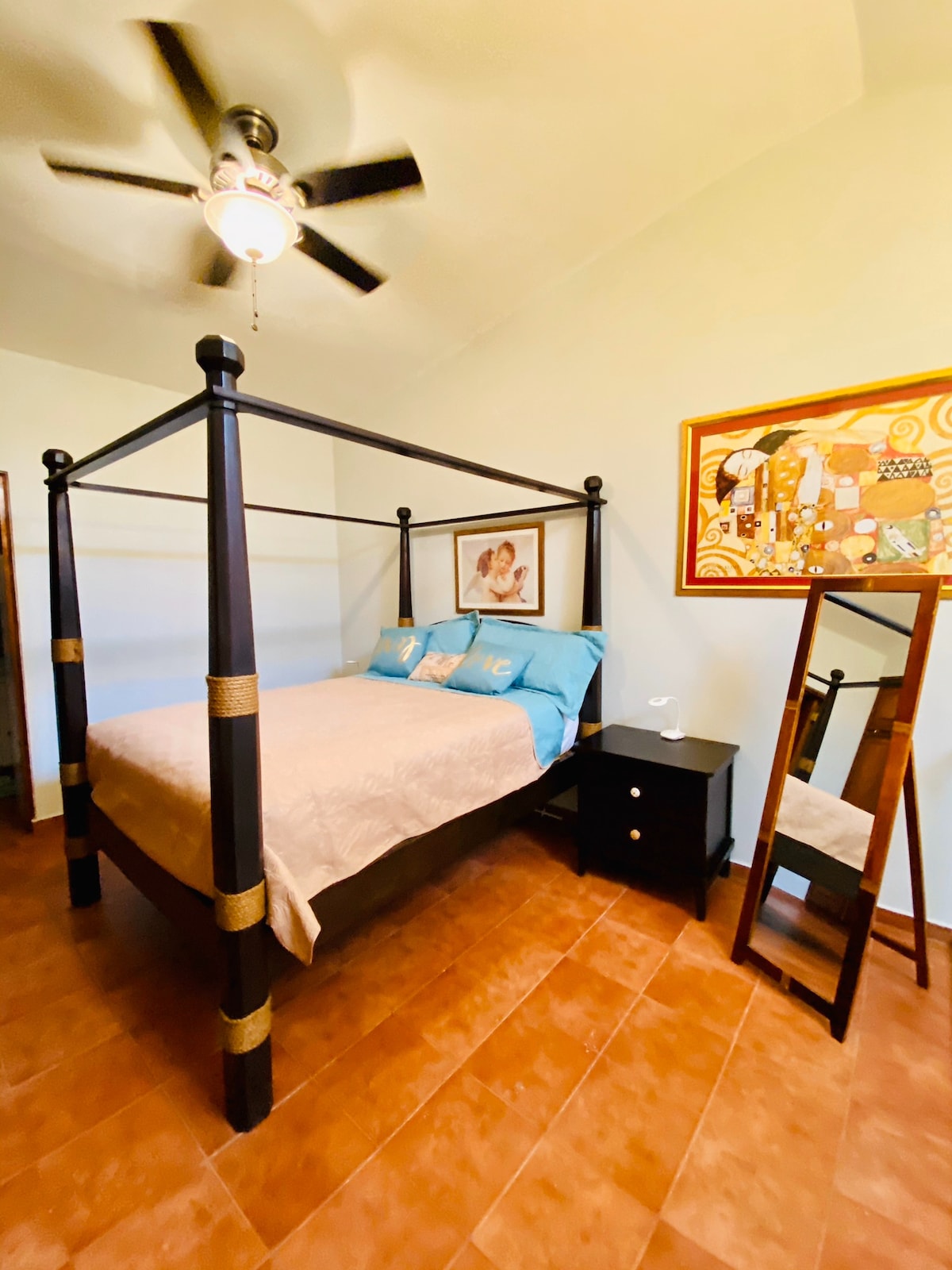 Spálňová posteľ s nočnými stolíkmi 