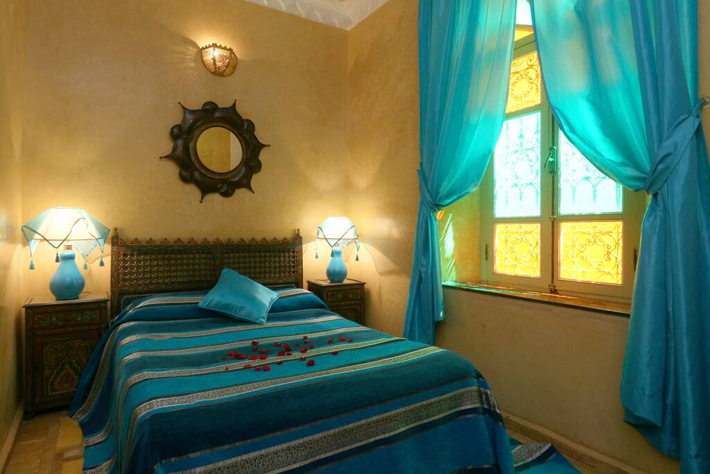 La suite Fatima; sous forme de deux chambres séparées par une porte. L’une des deux chambres équipée d’un lit double et l’autre de deux lits simples. Cette suite est équipée d’une salle de bain