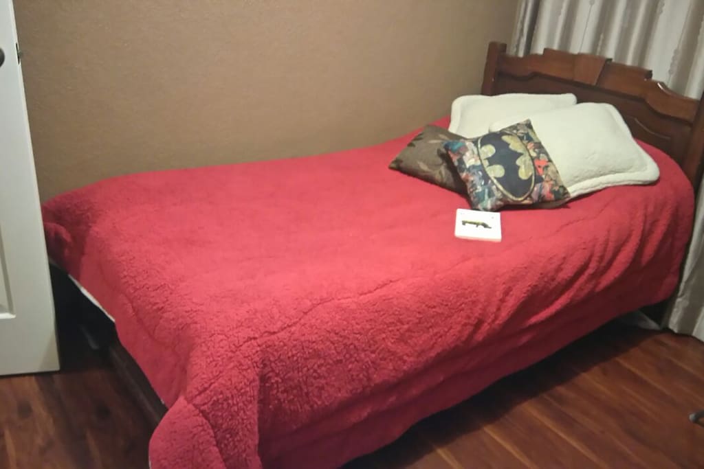 Habitación amplia con cama de 1 plaza 1/2