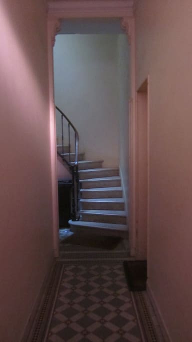 ESCALIER MENANT AU 1ER ETAGE