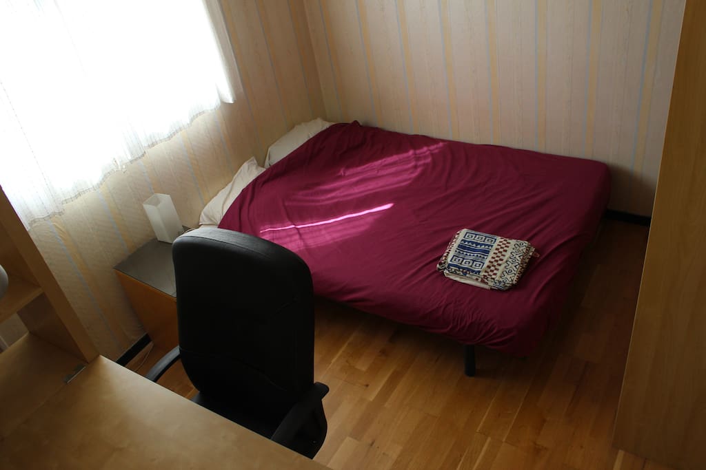 Chambre: lit double, bureau et dressing