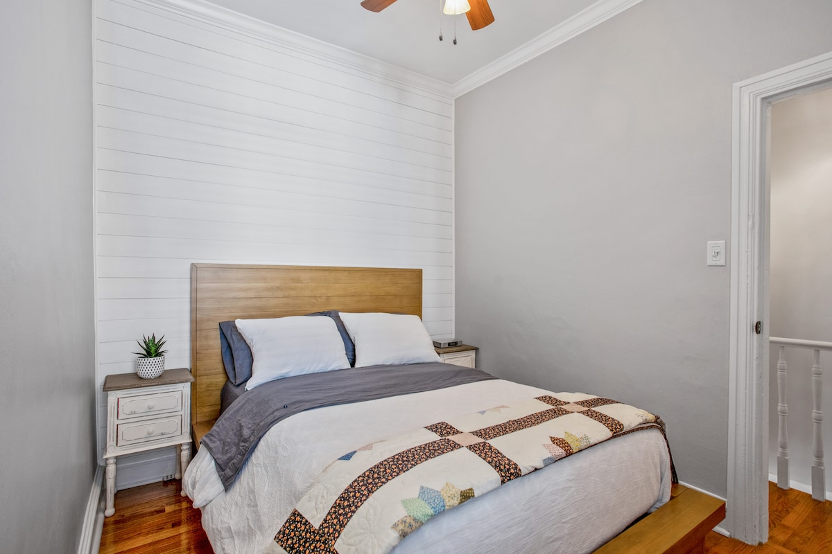 Druhá spálňa pre hostí s veľkou úložnou posteľou a novým plyšovým matracom Simmons Beautyrest. Tiež nabíjacie hodiny pre iPhone a dva nočné stolíky.