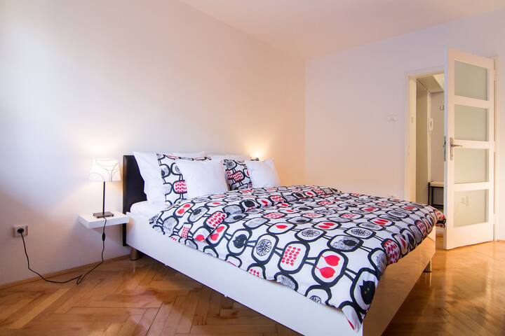 საძინებელი ორადგილიანი საწოლით