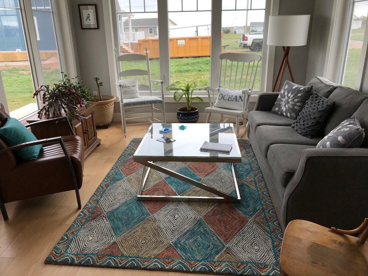 ห้องอาบแดดที่หันหน้าไปทางทิศตะวันออกเพื่อเพลิดเพลินกับพระอาทิตย์ขึ้นและกาแฟยามเช้า ประตูพกพาทำให้ห้องนี้เป็นส่วนตัวโดยสิ้นเชิง 