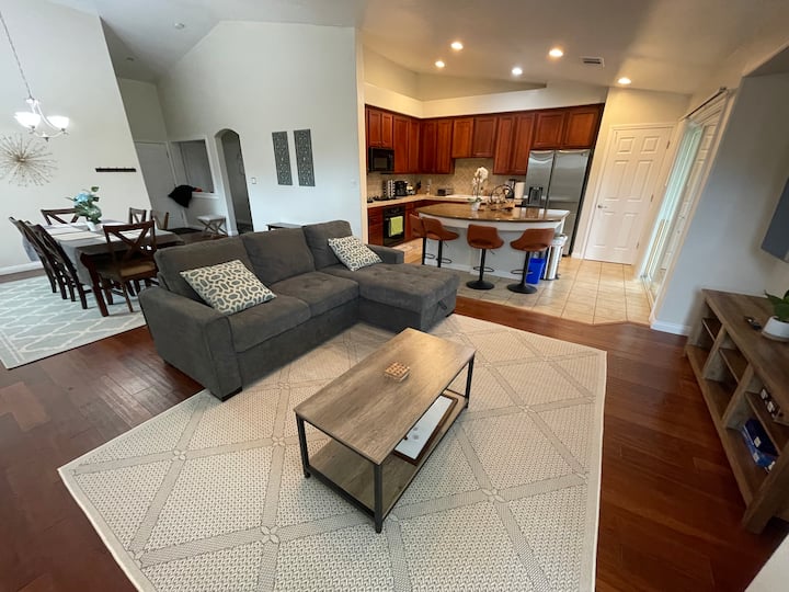 *Charming Home, Large Beds/tv, Stocked Kitchen - Bakersfield, CA