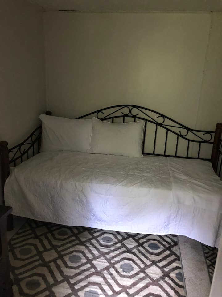 Den na kitanda cha mchana cha watu wawili