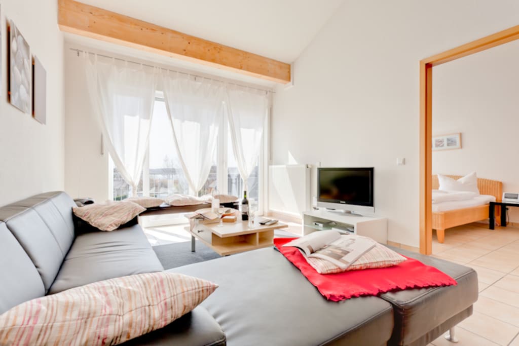 Das geräumige Wohnzimmer mit offener Galerie