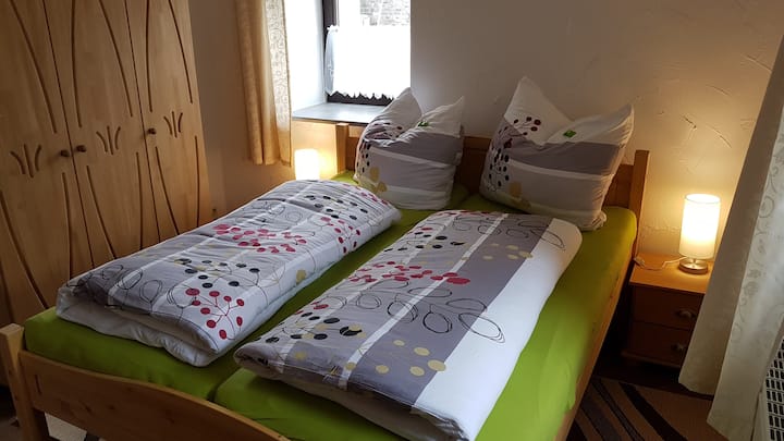 Im kleinen aber feinen Schlafzimmer mit Doppelbett (160 x 200 - hochwertige Matratzen, verstellbare Lattenroste) steht dem erholsamen Schlaf nichts im Weg.  Bei offenem Fenster tut das Rauschen des nahen Pöhlbachs sein Bestes dazu;)  