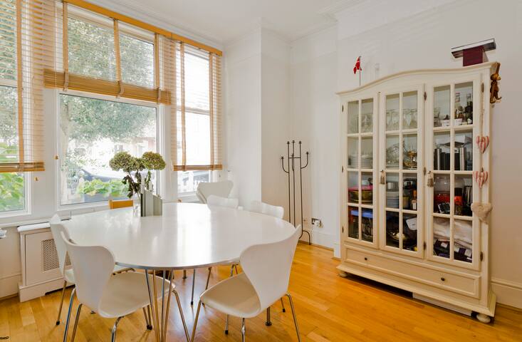 Lovely 5 bedroom house w garden in Barnes, London gallery image 2