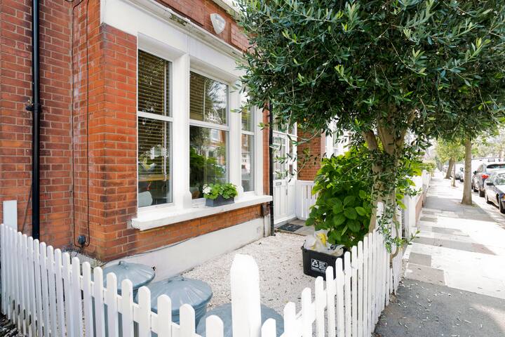 Lovely 5 bedroom house w garden in Barnes, London gallery image 3