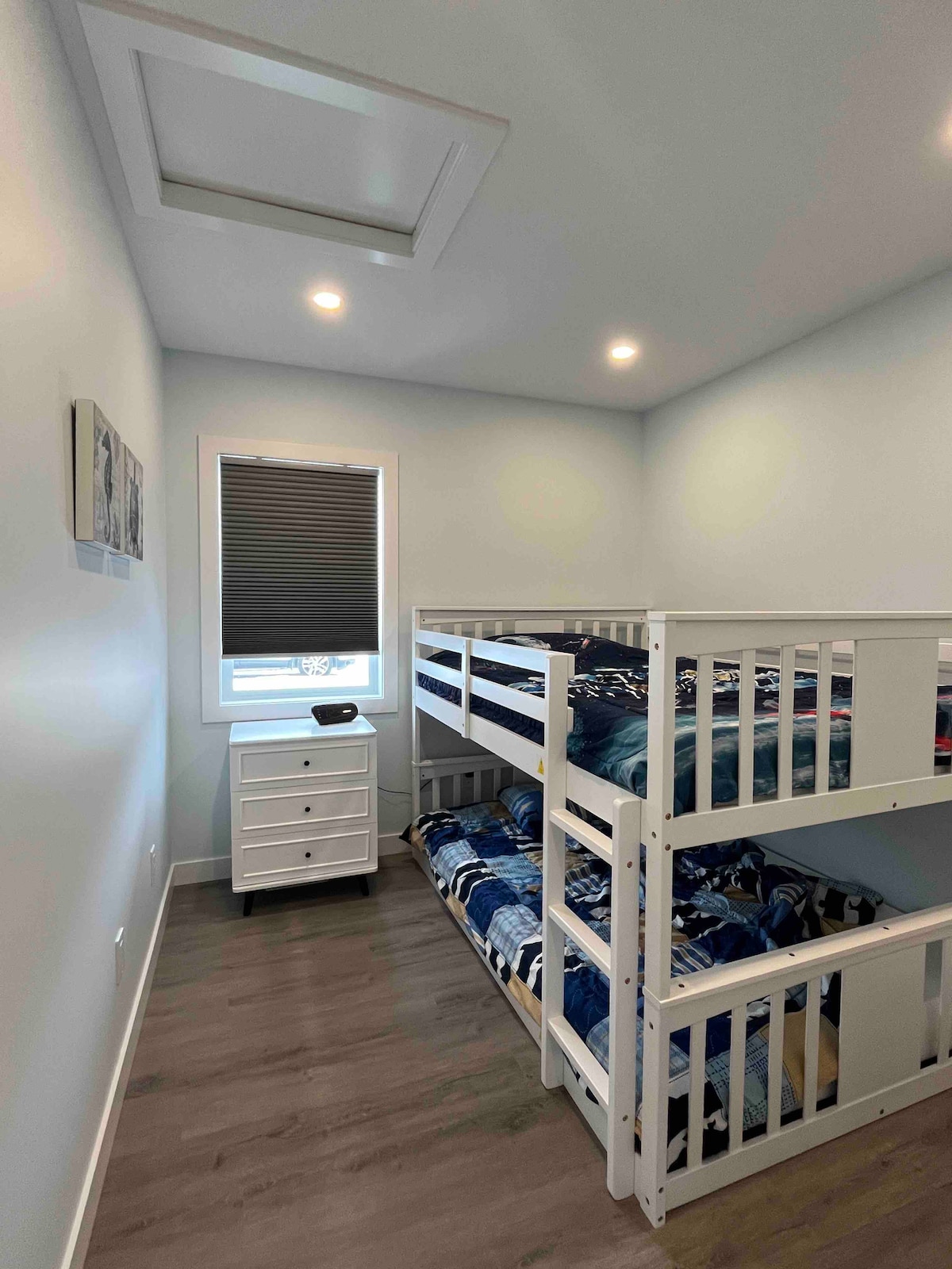 חדר שינה 2 עם מיטות קומתיים זוגיות 