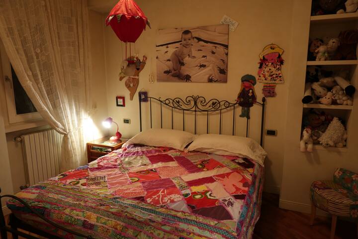 All’ingresso delle antiche mura della città...