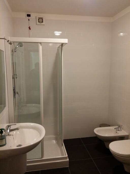 Bagno con doccia.
