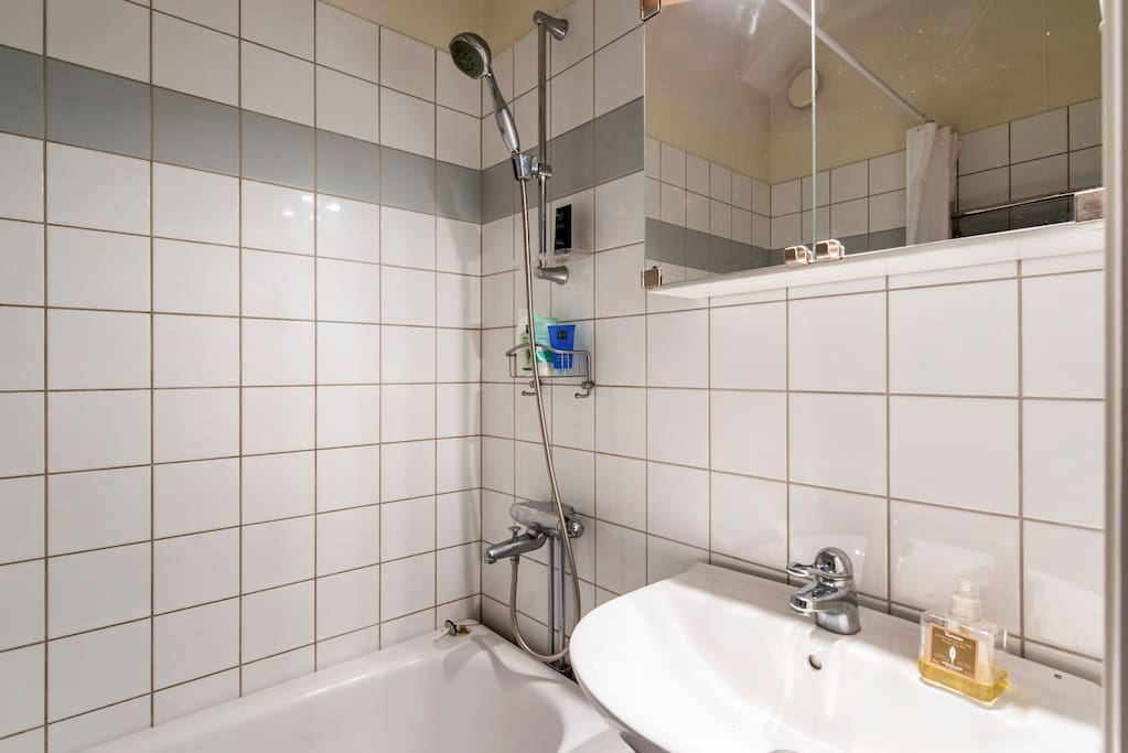 Please enjoy a nice bath. Candles will be availible.