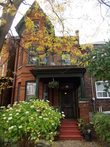 Gorgeous Renovated Victorian Roncesvalles Village gallery image 3