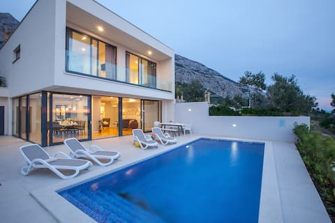 Luxury villa with heated pool and seaview