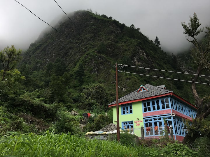 Sun View Mountain Cabin in Gargi village (room)