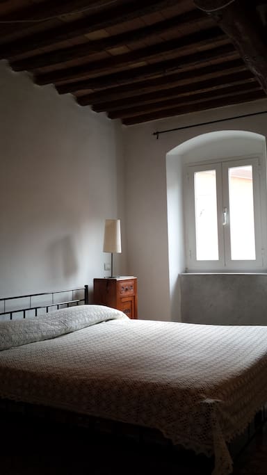 La camera da letto con letto il matrimoniale