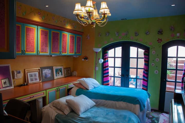 ตอนนี้เป็นห้องงานฝีมือห้องทำงานและเปียโนพร้อมเตียงเดี่ยว 2 หลังและลานถ้ำส่วนตัว