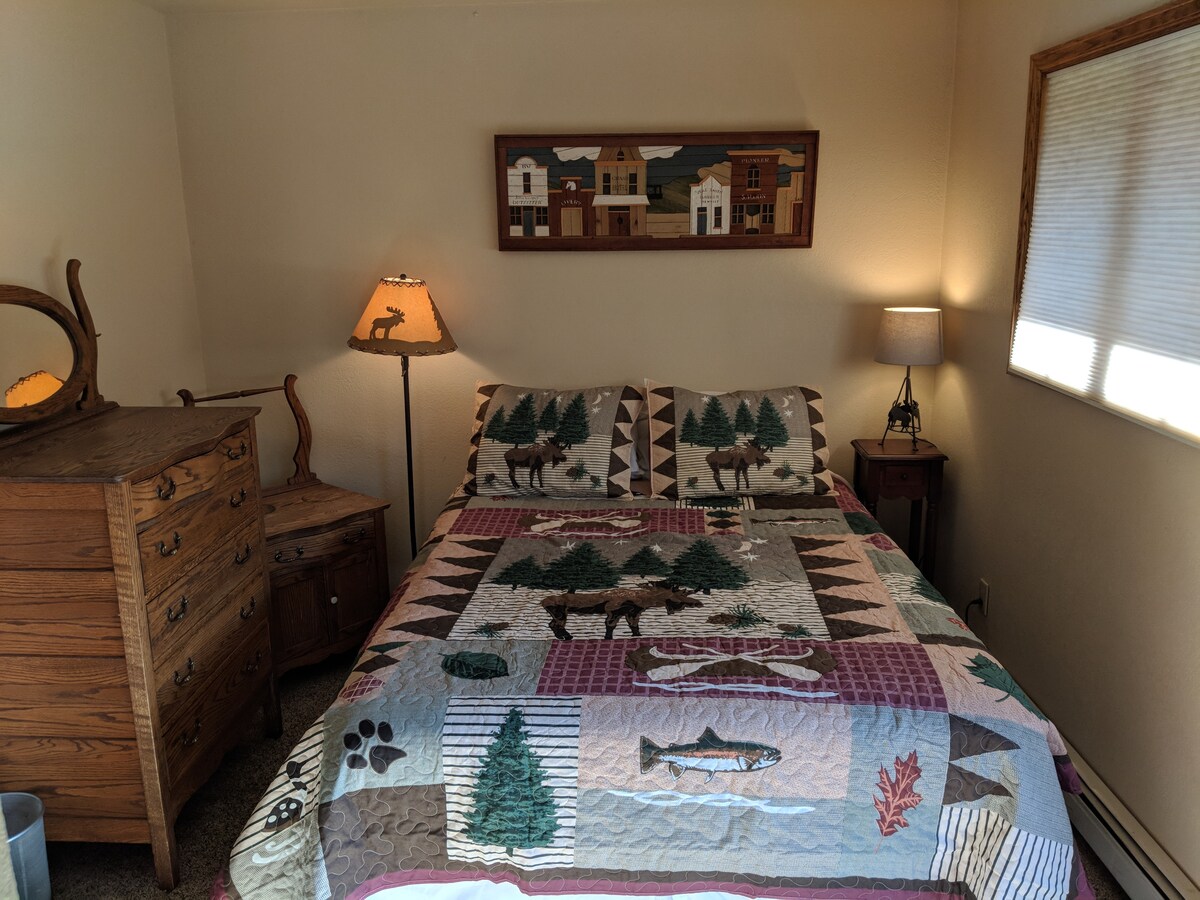 Трет кат спална соба