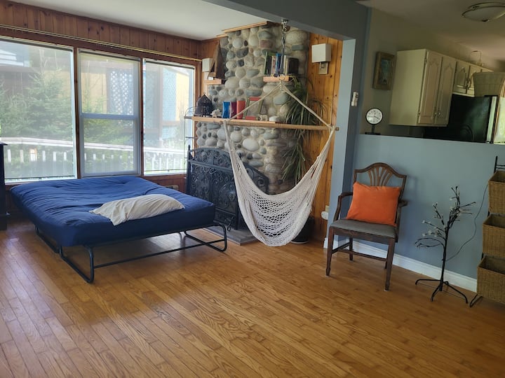 El futón está instalado en el salón y se puede configurar como una cama cuando lo solicites.