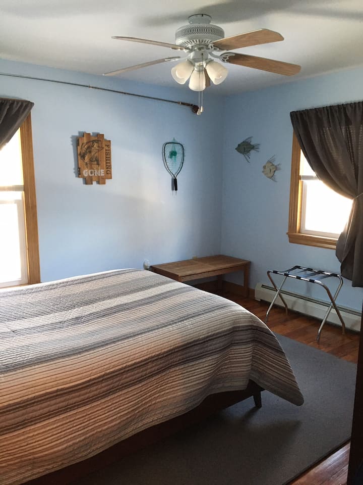 בחדר האחורי יש דגים, מוט זבובים, עוגן וכל דבר אחר הקשור למים. אנחנו קוראים לזה חדר "המים"