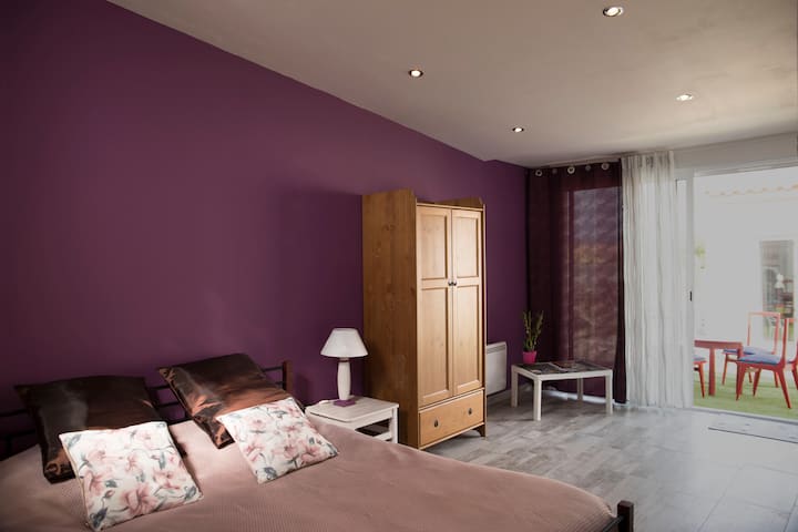 pamje e përgjithshme e dhomës në tarracë dhe në zonën e mëngjesit