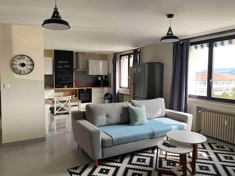 Bright flat with a great view 20 mins from Geneva