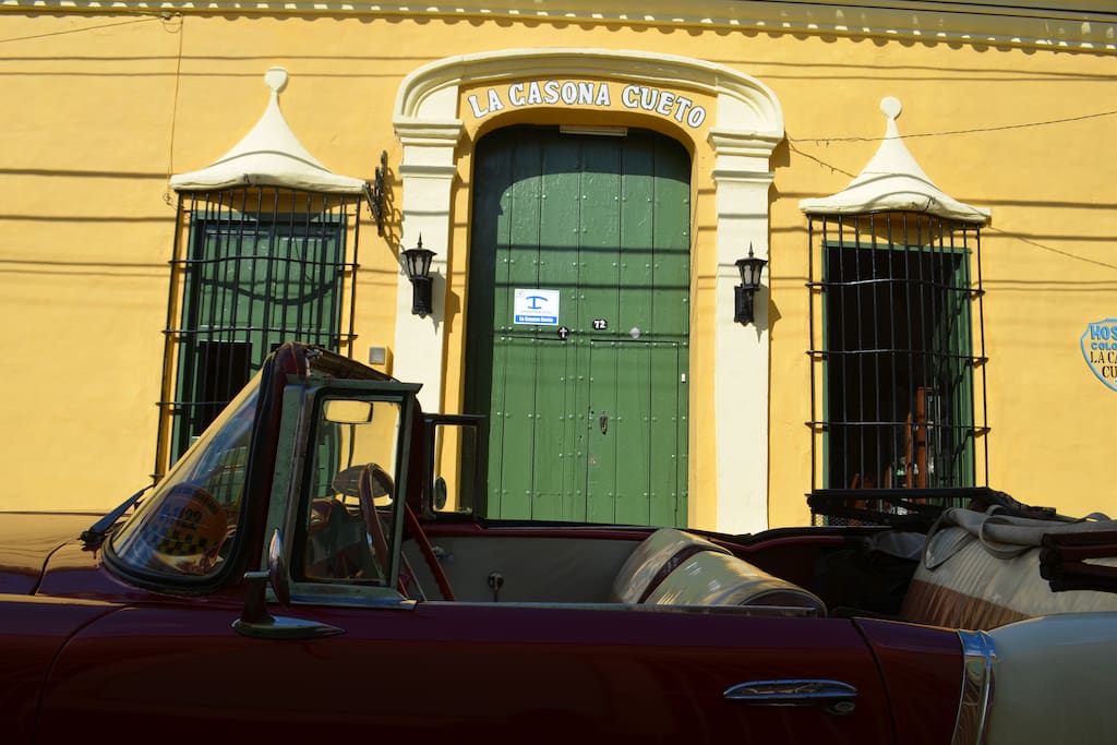 Puerta Principal Hostal La Casona Cueto