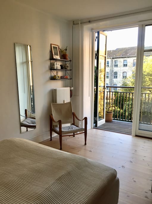 Bedroom - view to the balcony