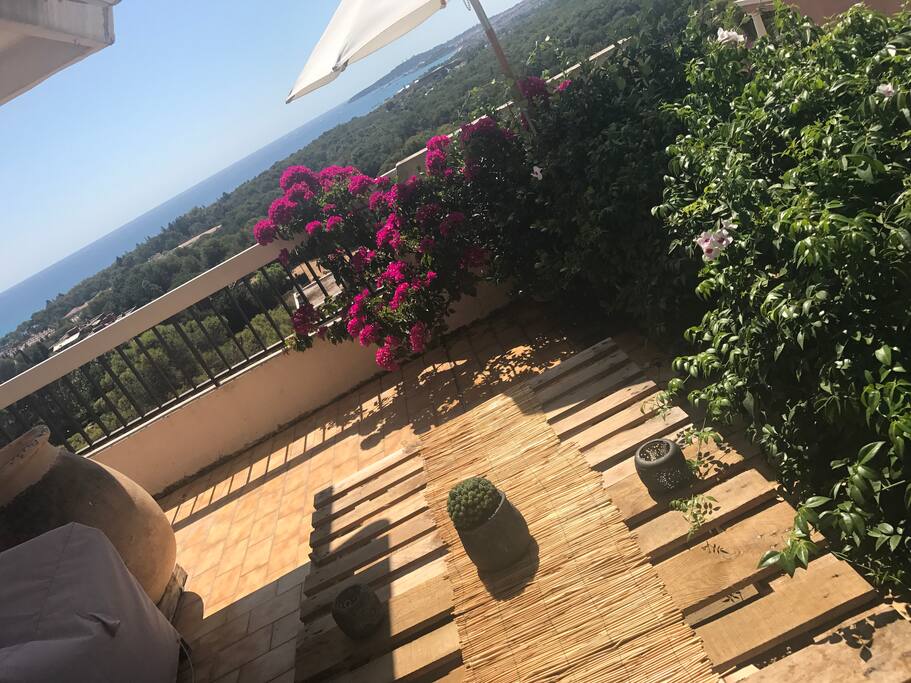 Une partie de la terrasse est à votre disposition pour vous relaxer et petit déjeuner