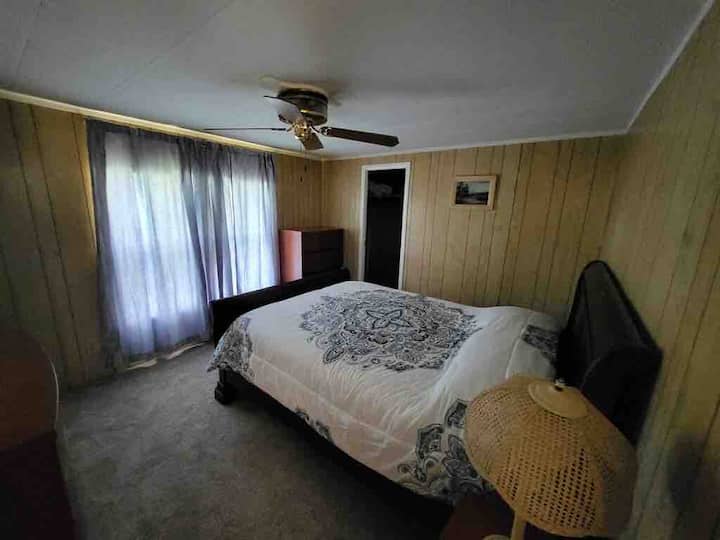 חדר שינה שני עם מיטת קווין סייז